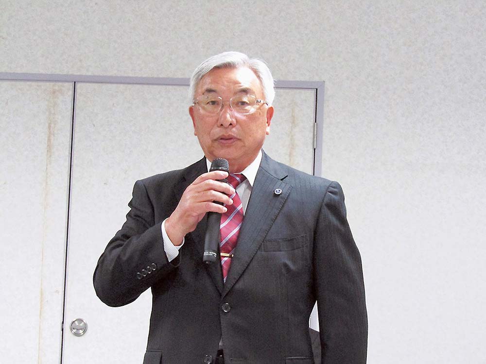 あいさつする武田理事長