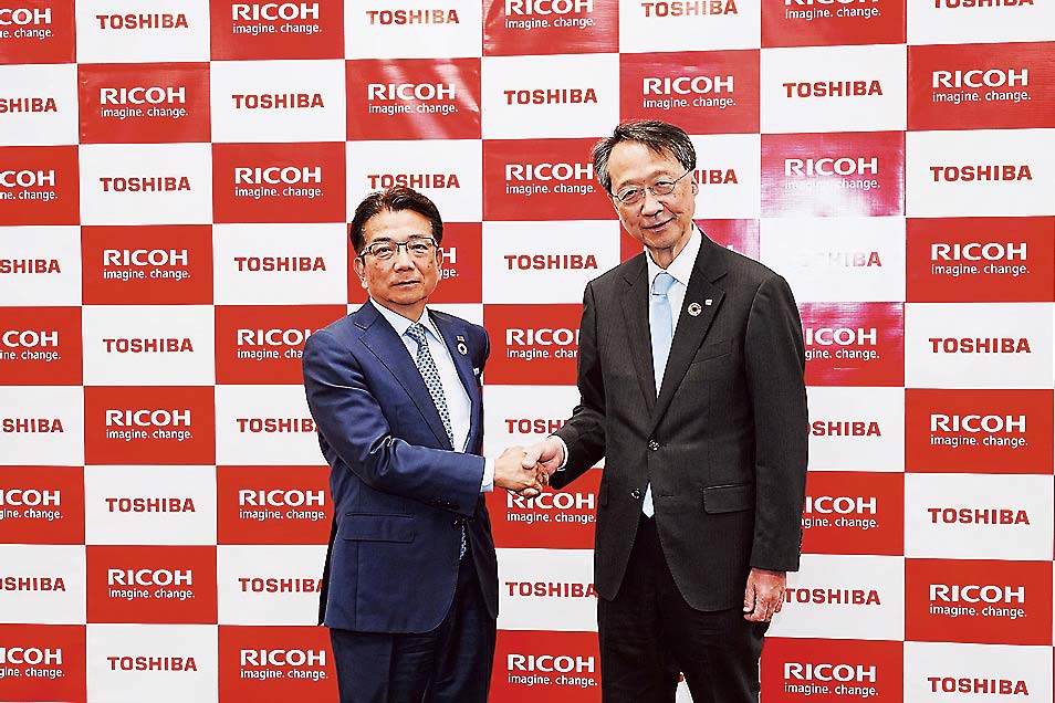 リコーの大山社長（右）と東芝テックの錦織社長