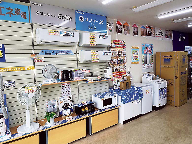 扇風機など夏物の商品も店内に展示