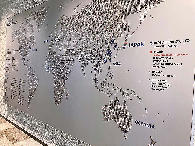 強みとするスイッチの部品を無数に配した世界地図も