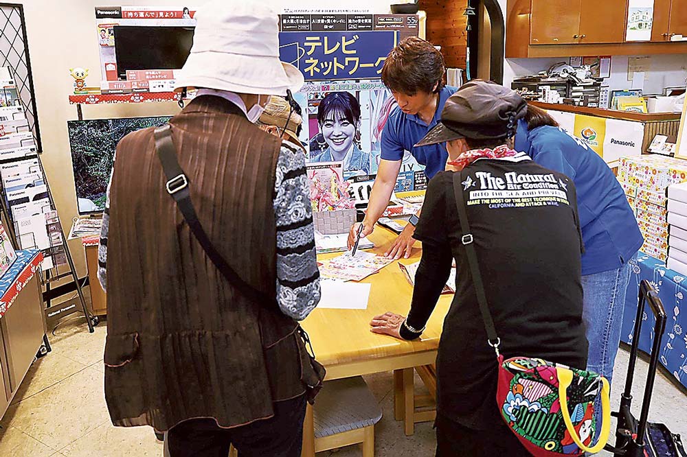 開店を待っていた得意客らが続々と入店