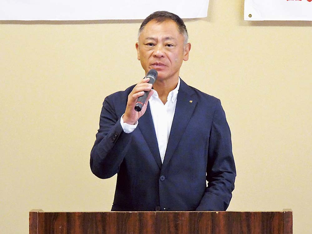 あいさつする坂口理事長