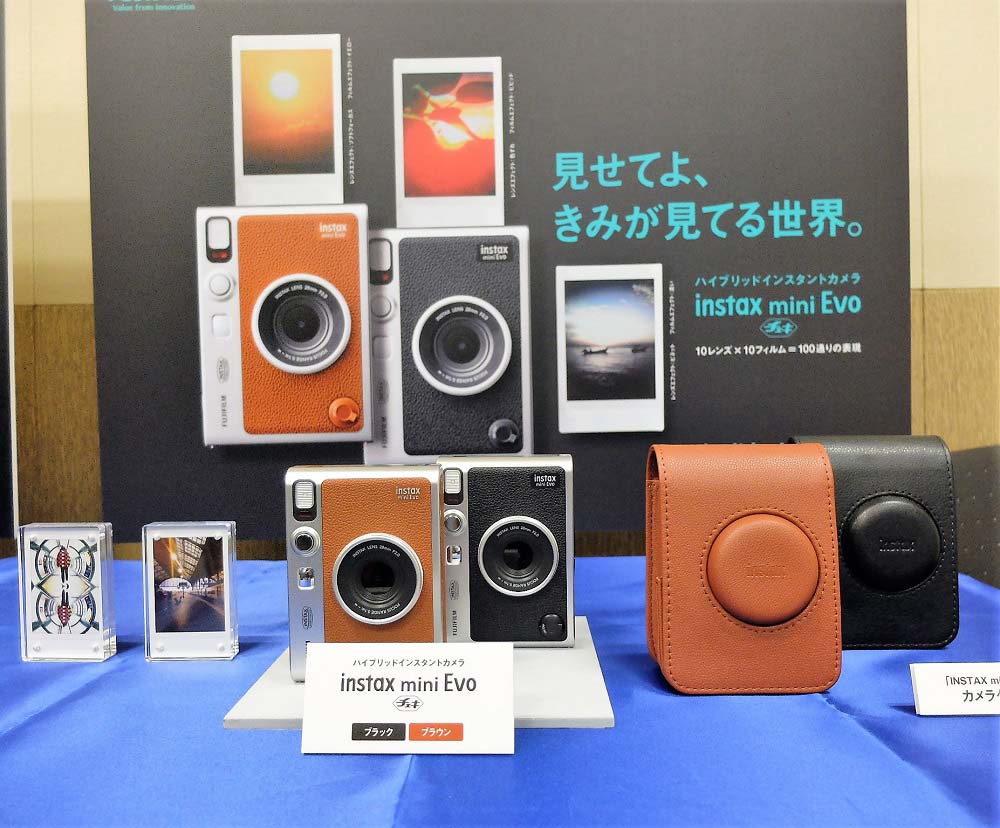 「INSTAX mini Evo」には新色ブラウンを追加