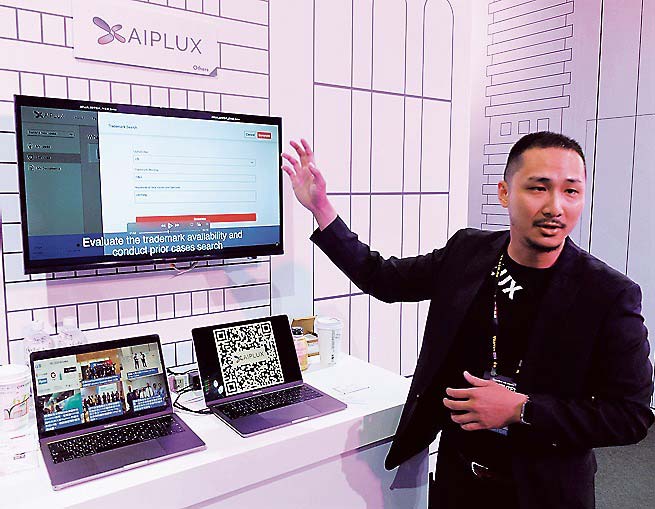 サービスを説明するAIPLUXのチェンプロダクトマネージャー