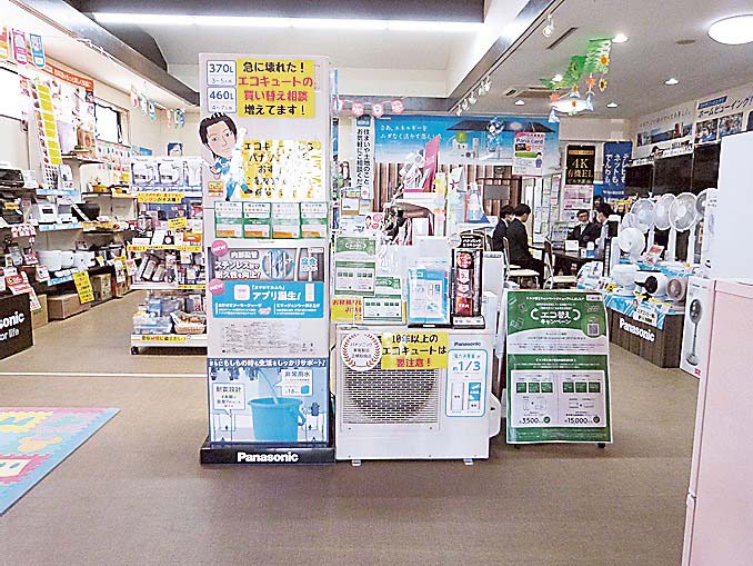 店舗入り口には動きが目立つエコキュートを展示