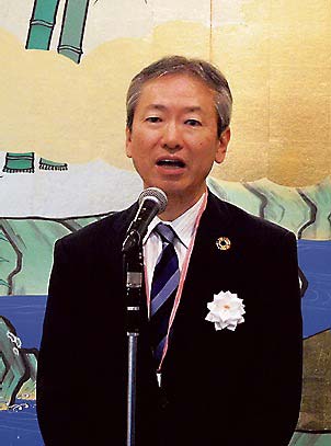 定時総会後の懇親会であいさつする北岡会長