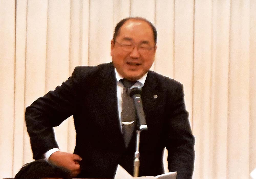 あいさつする浅野理事長