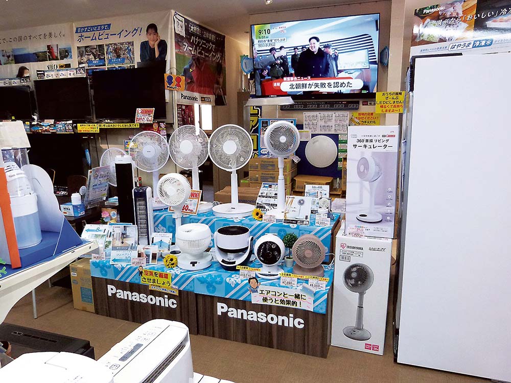 夏本番に向け店頭では扇風機などの展示が始まった（地域電器店）