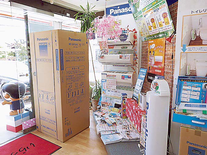 店内入り口には今後の販売に備えエアコンも展示