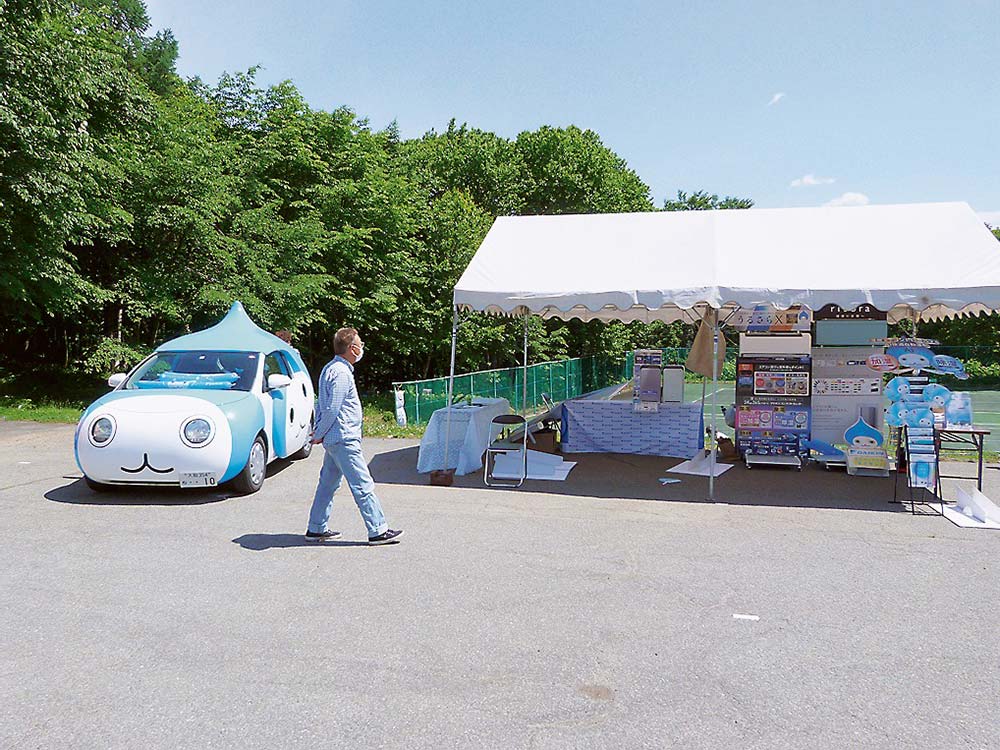 参道入り口の駐車場では、ダイキン製品が展示され、ぴちょんくん号も駆け付けた