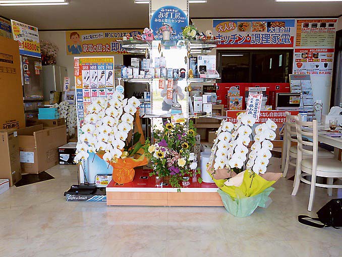 祝いに送られた花が飾られた店内