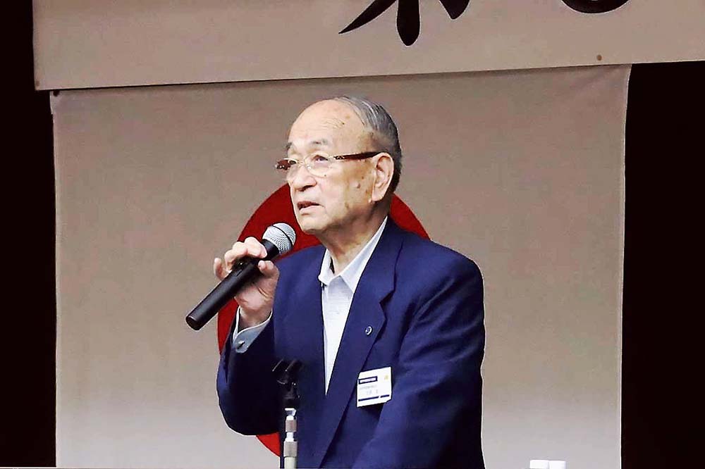 あいさつする北原前会長