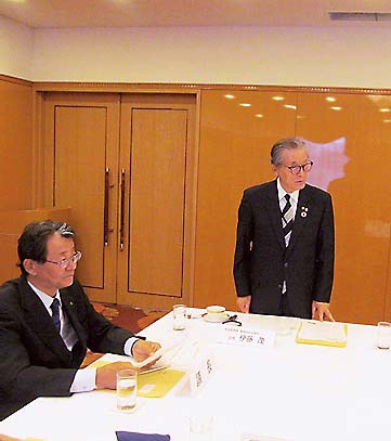 あいさつする伊藤会長（右）