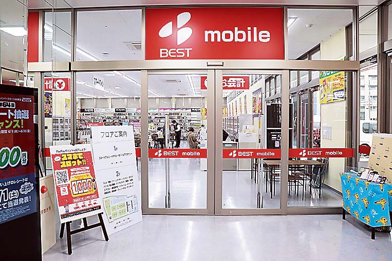 フロアを丸ごと活用してスマホ売り場に