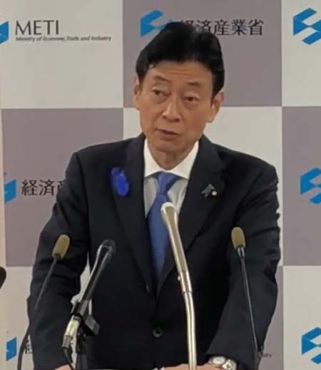 会見する西村経産相