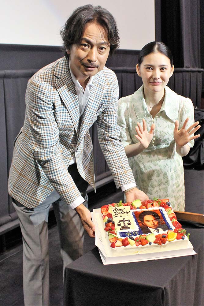 椎名の誕生日をお祝いする一幕も