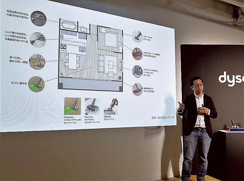 水拭きと通常の掃除を組み合わせることで、さまざまなシーンに役立つことを説明するウーイ氏