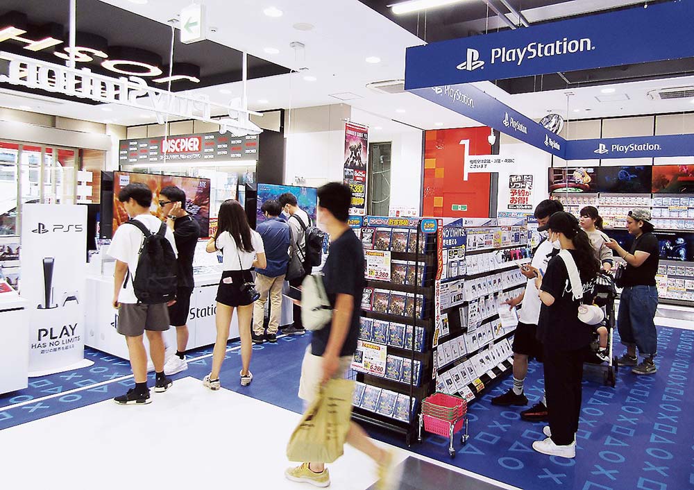 夏休みを前にゲームソフトなども人気（上新電機日本橋店）