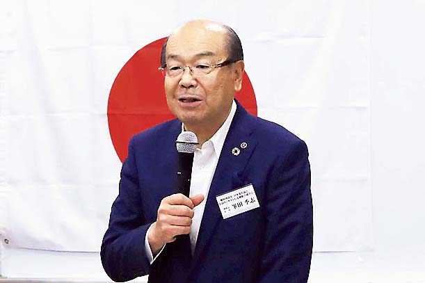 あいさつする峯田理事長