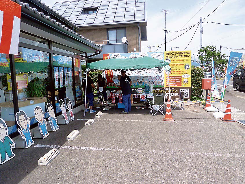 駐車場にはテントを張り、焼き鳥やかき氷を振る舞った