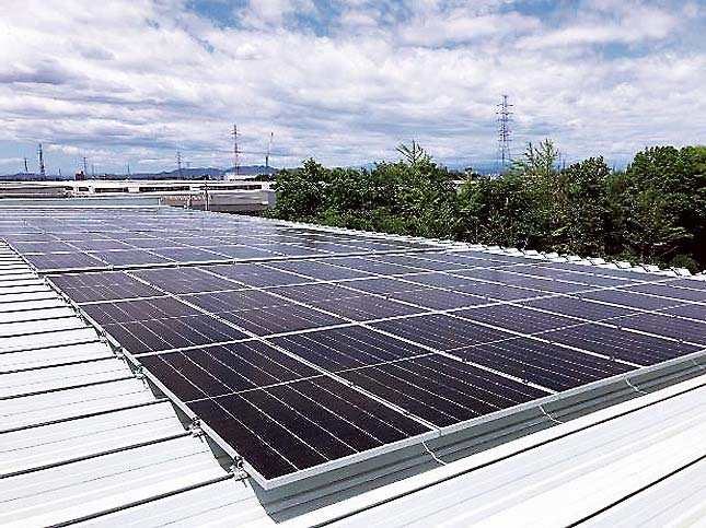 屋上に設置された太陽光発電システム