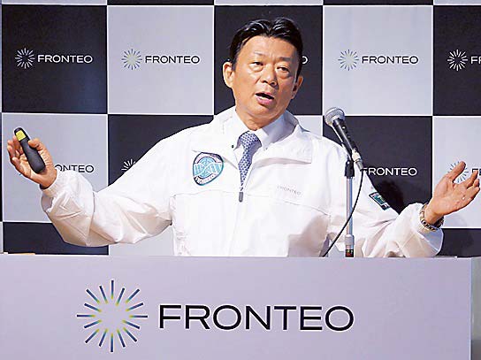 FRONTEOの発表会で説明する守本社長＝東京都港区