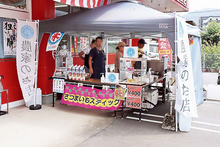 店外ではかき氷やフライドポテトを販売