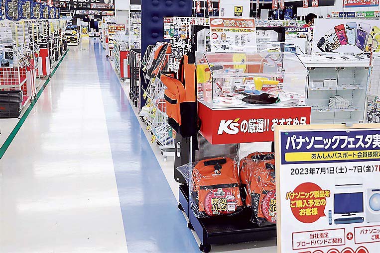 商品を多く展示できるように通路を狭めた