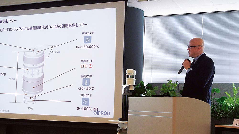 センサーを訴求するオムロンの担当者