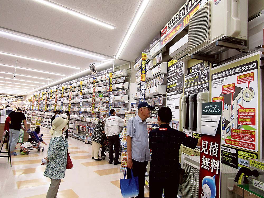 エアコンコーナーで説明を受ける買い物客（上新電機高槻店）