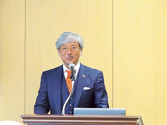 調査結果を説明する田中社長