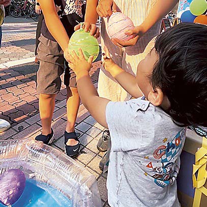 得意客と接する柊真君（提供写真）