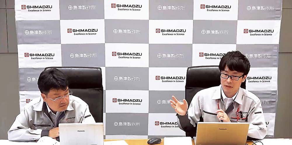 感染症マネジメントシステムを説明する高橋室長（左）と宇野氏