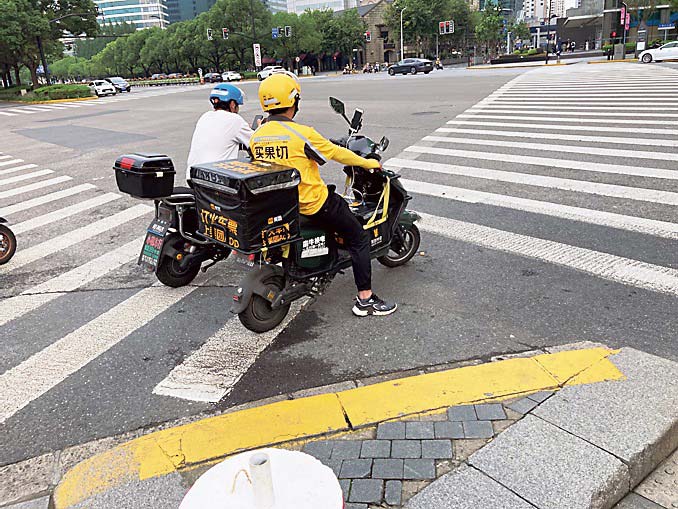 街中では配達員の姿が目立つ