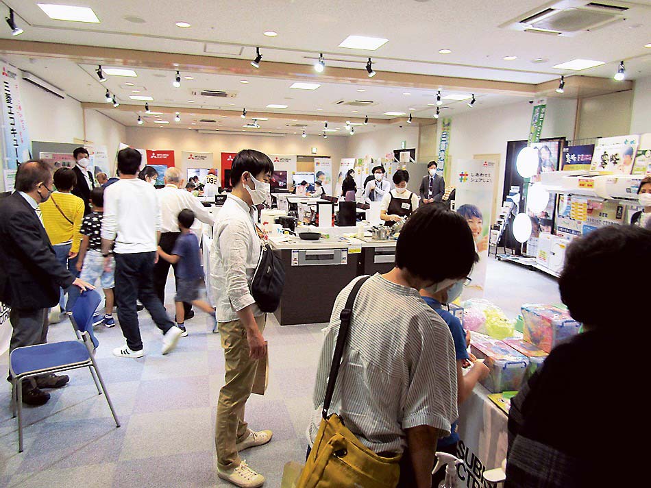 各社は秋から合展を展開（夏の三菱の神戸会場）