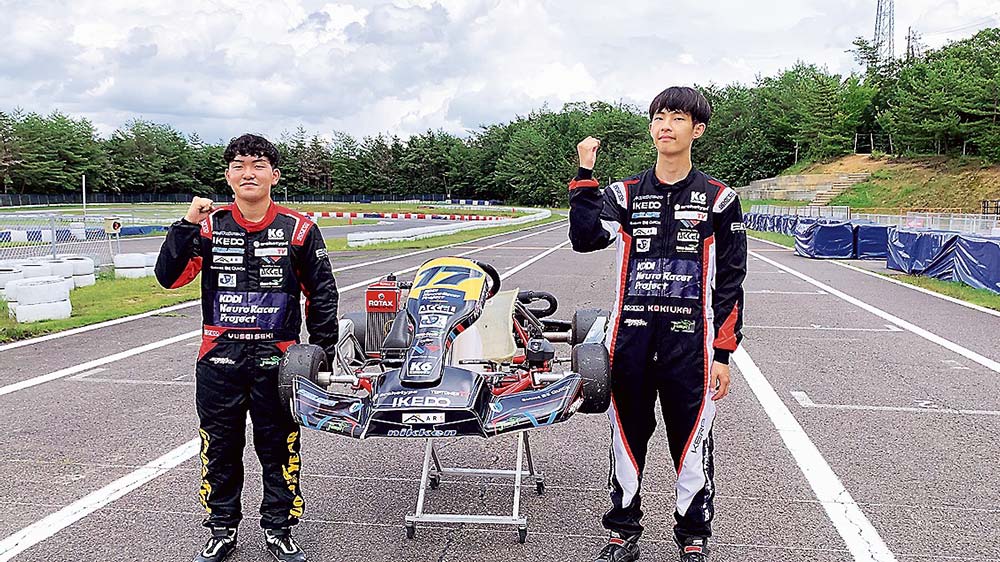 関選手（左）と鵜飼選手