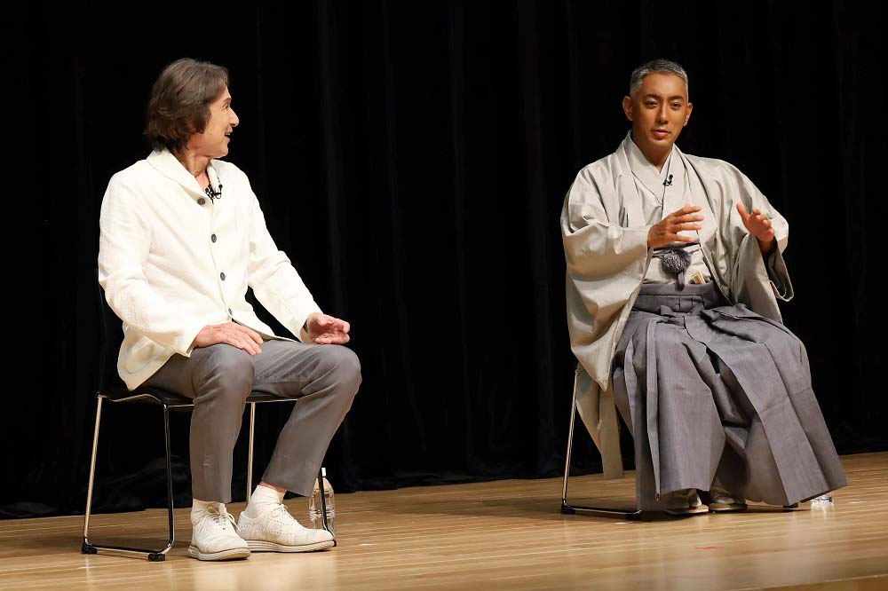 シブサワ・コウ氏（左）と市川團十郎白猿