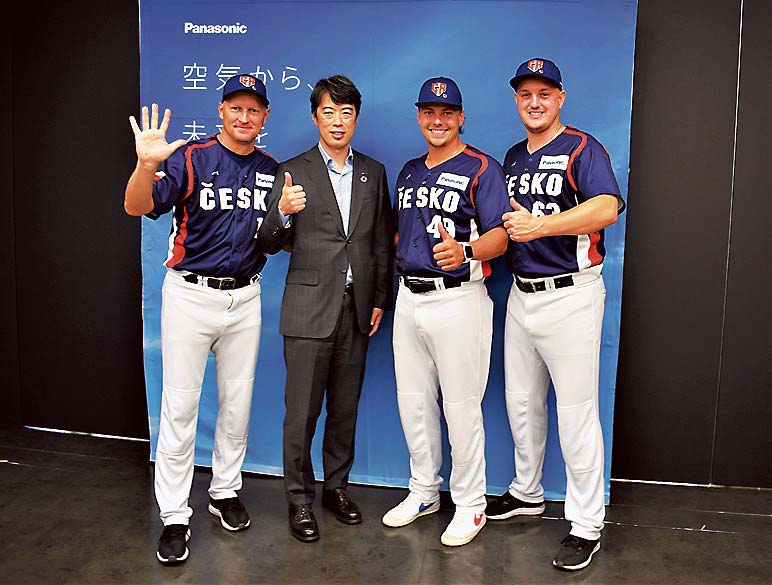 チェコとの交流を深める（小松原常務と再来日したWBCチェコ代表／左からパベル・ハジム監督、マルティン・ムジーク内野手、ルカーシュ・エルコリ投手）