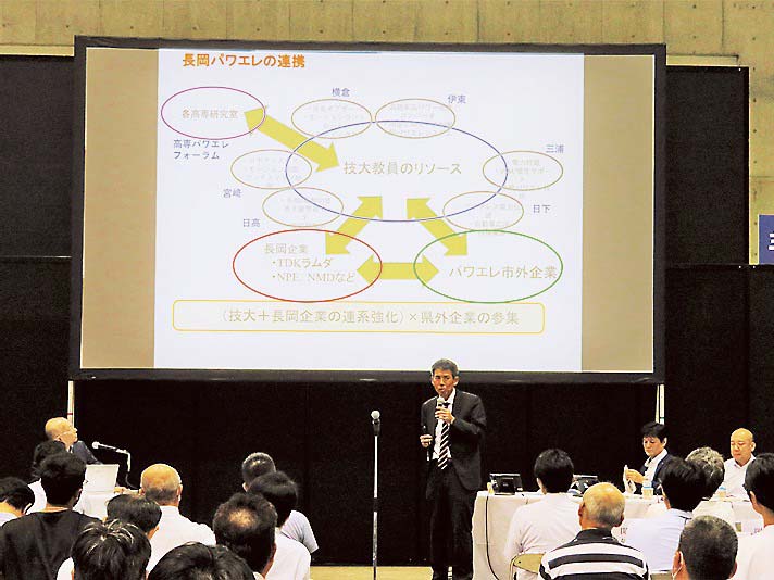 座談会の様子（中央が伊東教授）