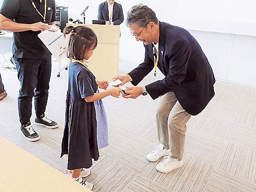 子どもにとって初めての名刺交換をする三条支社長