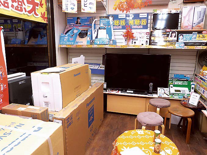 店内には納品予定のエアコンが置かれている