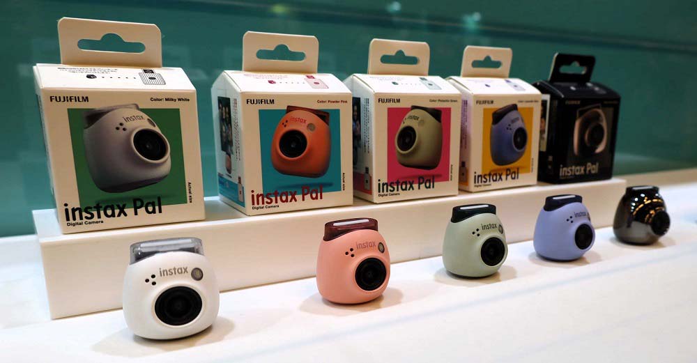 富士フイルム、チェキシリーズに手のひらサイズ「INSTAX Pal」10月発売