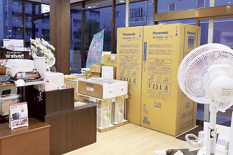 お盆前、でんきのライト本店では、取り付けを待つ省エネ家電が店内に