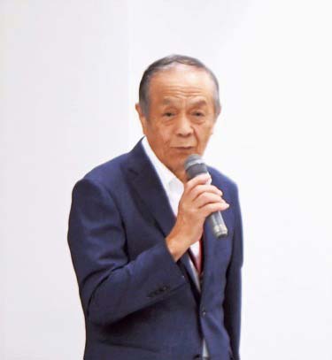 あいさつする安藤理事長