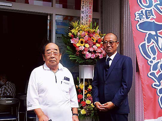 小澤社長（右）と吉男会長