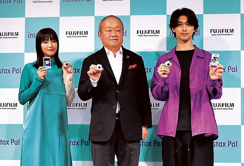 左から広瀬すずさん、後藤社長・CEO、横浜流星さん