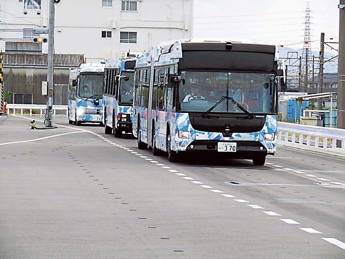 隊列を組む自動運転バス