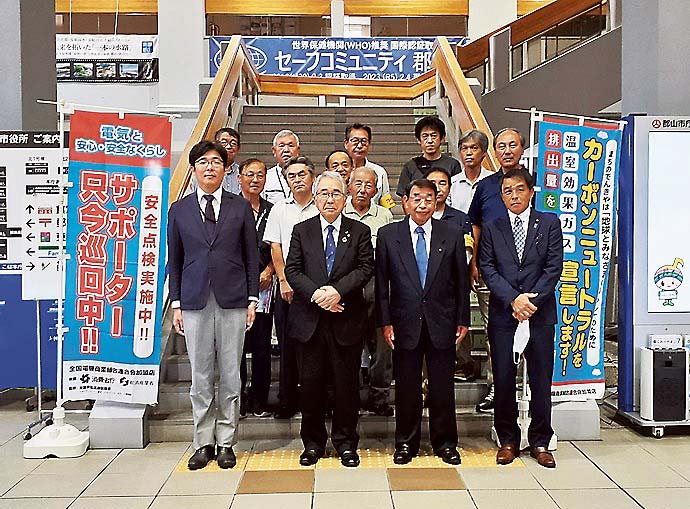 記念撮影する参加者（前列左から冨樫市議会議員、品川市長、石川市議会議員、三瓶市議会議員、後列は福島商組郡山支部員）