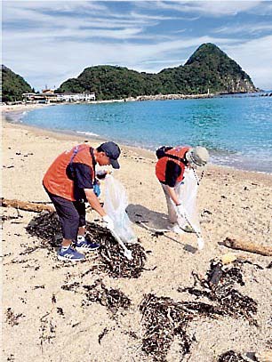 海岸の清掃活動も行った