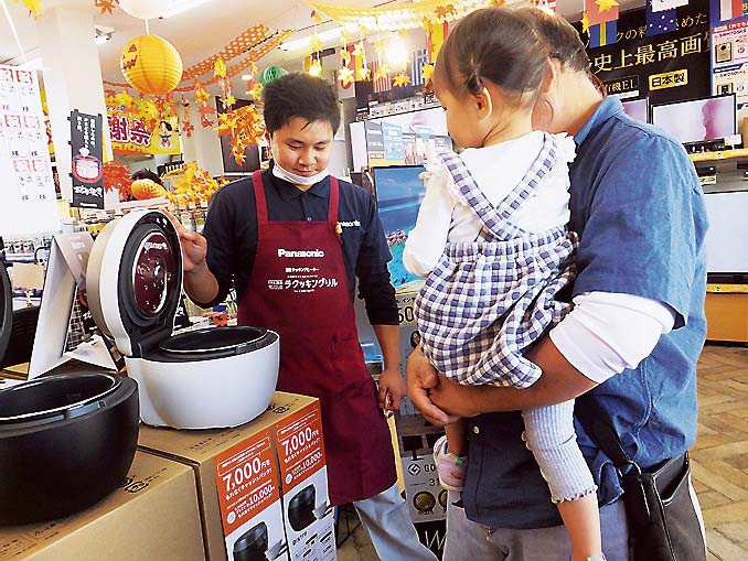 炊飯器の説明を受ける来店客